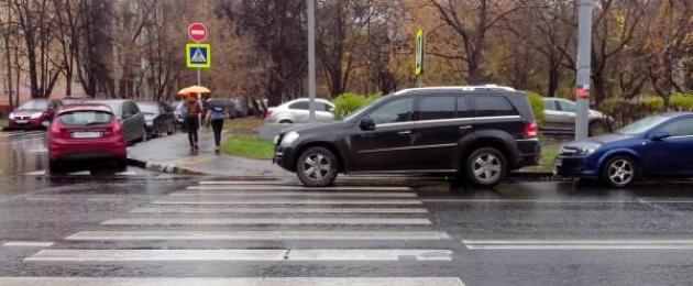 Zastavení auta před přechodem pro chodce.  Pokuta za zastavení na přechodu pro chodce