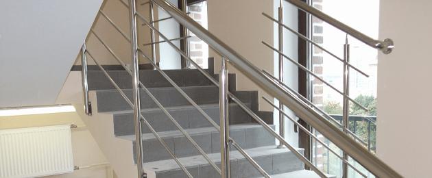 階段の手すりの高さ。 階段手すりの GOST と SNiP。 フェンスの種類とデザイン。 さまざまな用途に使えるフェンス