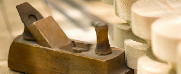 Τι είδους εργασίες κάνει ένας μάστορας οικοδομής;  Επάγγελμα ξυλουργός.  Γνώσεις που χρειάζεται ένας ξυλουργός στη δουλειά του