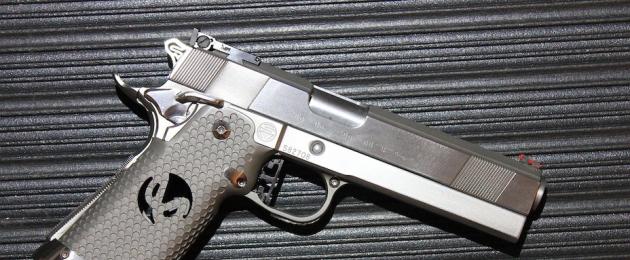 Legendární Colt M1911 je zbraň se stoletou historií.  Pistole Colt M1911 a Colt M1911A1 Pistole Colt 1911 ráže 45 přesnost