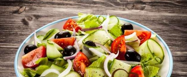 Ингредиенты на греческий салат с капустой. Салат «Греческий»: рецепт классический с брынзой и пекинской капустой. Греческий салат из кальмаров с китайской капустой