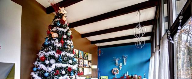Kišna dekoracija u uredu za Novu godinu.  Kako ukrasiti stan ili ured za Novu godinu - ideje.  Od čega možete napraviti božićno drvce na zidu?